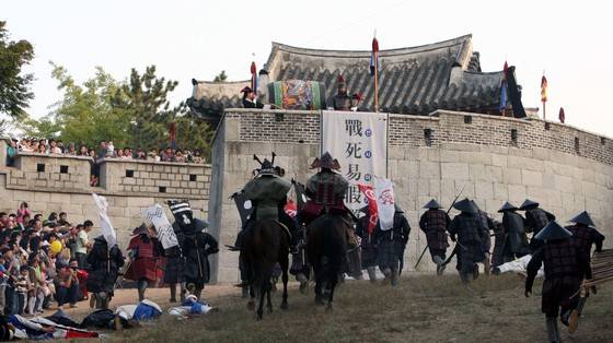 매년 10월 부산시 동래읍성 일대에서 열리는‘동래읍성문화축제’에선 조선시대 임진왜란 당시 전투 장면을 재연한다. 조선시대 생활상을 재연하고 전통 문화를 체험하는 기회가 마련된다.[중앙포토]