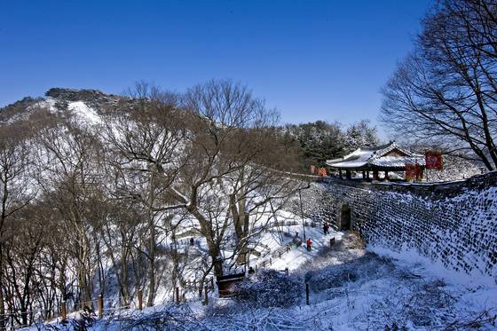 남한산성 겨울 풍경. 1636년 병자호란 당시 피란길에 오른 인조가 이곳에서 청군에게 포위되는수모를 겪었다.[중앙포토]