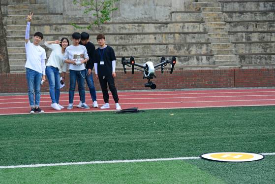 국산 드론이 많지 않고 띄울 곳도 마땅치 않지만 국내에서도 드론에 대한 관심이 뜨거워지고 있다.