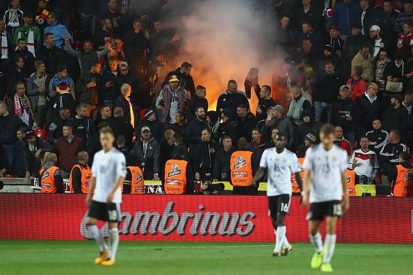 자국 응원단을 외면하는 독일 선수들 | 게티이미코리아