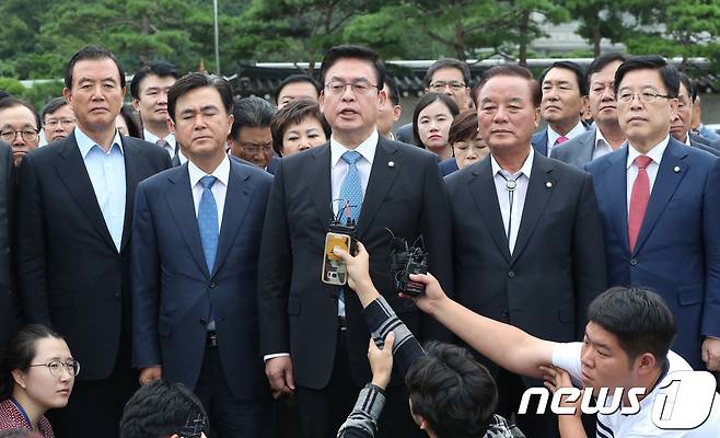 정우택 자유한국당 원내대표를 비롯한 의원들이 5일 오후 청와대를 방문해 김장겸 MBC 사장 체포영장 청구에 대해 항의한 뒤 나와 취재진의 질의에 답하고 있다. 2017.9.5/뉴스1 © News1 허경 기자