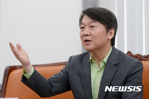 【서울=뉴시스】홍효식 기자 = 국민의당 안철수 대표가 3일 오후 서울 여의도 국회 당대표실에서 뉴시스와 인터뷰를 하고 있다. 2017.09.05. yesphoto@newsis.com