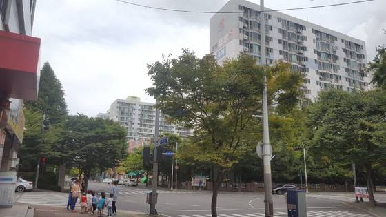 울산 북구 농소3동 쌍용아진아파트 앞. 대단지 아파트와초·중·고등학교가 밀집한 이곳에는 어린 자녀를 둔30·40대가 많이 산다. 최은경 기자