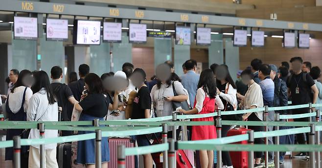 올 추석 연휴 시작 전 10월 2일(월요일)을 임시공휴일로 지정하는 안건이 5일 오전 국무회의에서 의결됐다. 10월 2일 임시공휴일지정으로 '열흘간의 황금연휴'가 완성돼 여행객들이 늘어날 것으로 전망된다. 5일 오전 인천공항 출국장에서 여행객들이 수속을 기다리고 있다.[영종도=연합뉴스]