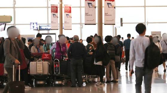 올 추석 연휴 시작 전 10월 2일(월요일)을 임시공휴일로 지정하는 안건이 5일 오전 국무회의에서 의결됐다. 10월 2일 임시공휴일지정으로 '열흘간의 황금연휴'가 완성돼 여행객들이 늘어날 것으로 전망된다. 5일 오전 인천공항 출국장의 여행객들이 여행준비를 하고 있다. [영종도=연합뉴스]