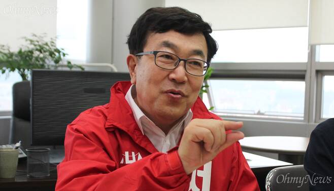 서병수 자유한국당 부산시장 후보가 28일 오후 서면 선거사무소에서 열린 기자간담회에서 발언하고 있다.   ⓒ정민규