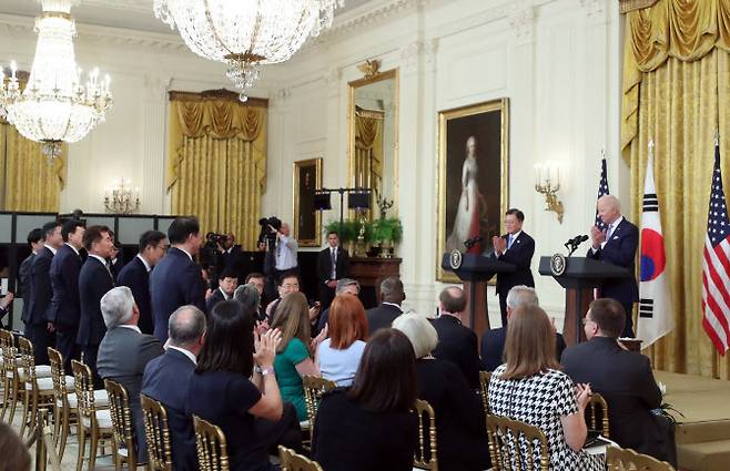 문재인 대통령과 조 바이든 미국 대통령이 21일 오후(현지시간) 한-미 정상회담을 마치고 백악관 이스트룸에서 공동 기자회견을 하며 박수치고 있다.(사진=뉴시스)