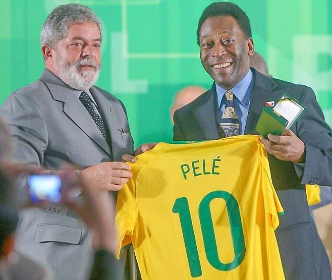 루이스 이나시우 룰라 다 시우바 브라질 대통령 당선인(왼쪽)과 생전의 ‘축구 황제’ 펠레가 함께한 모습. 룰라 당선인 SNS 캡처