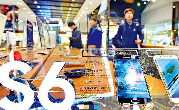 삼성전자의 전략 스마트폰 갤럭시S6가 서울 서초동 본사 전시관 ‘딜라이트홀’에 전시돼 있다. 삼성전자는 갤럭시S6 공식 출시 전인 지난 1분기에 영업이익 5조9800억원의 양호한 실적을 기록했다. 허문찬 기자 sweat@hankyung.com