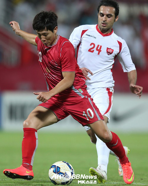 남태희(10번)가 페르세폴리스와의 2015 AFC 챔피언스리그 홈경기에서 킥을 하고 있다. 사진(카타르 도하)=AFPBBNews=News1