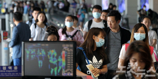 중동호흡기증후군(메르스)의 사망자와 3차 감염자가 발생해 전염에 대한 불안감이 퍼지고 있는 가운데 2일 인천공항을 통해 입국한 여행객들이 검역소를 통과하고 있다. (사진=박종민 기자)