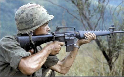월남전에서 M16A1 소총을 사격 중인 미군 병사