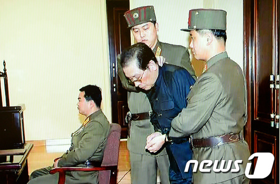 장성택이 처형 직전 특별군사재판법정에 서 있는 모습. (YTN 화면캡쳐) 2013.12.13/뉴스1