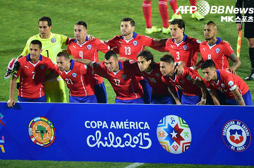 칠레 베스트 11이 페루와의 ‘2015 코파 아메리카’ 4강에 앞서 단체촬영에 임하고 있다. 사진(칠레 산티아고)=AFPBBNews=News1