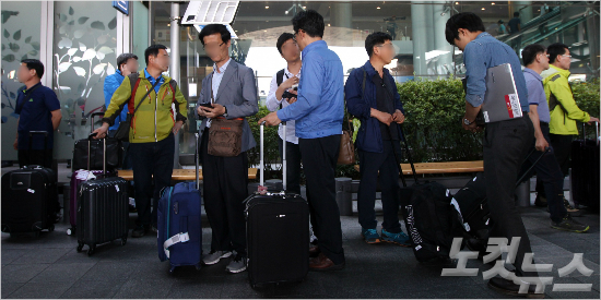중국 연수 중 버스 추락 사고를 당한 지방공무원 일행 가운데 부상자 등을 제외한 나머지 공무원들이 3일 오후 인천공항을 통해 귀국해 버스를 기다리고 있다. (황진환 기자)