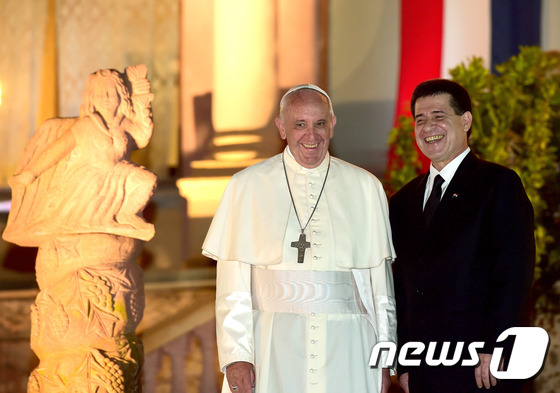 10일(현지시간) 파라과이를 방문한 프란치스코 교황(왼쪽)과 오라시오 코르테스 파라과이 대통령. © AFP=뉴스1