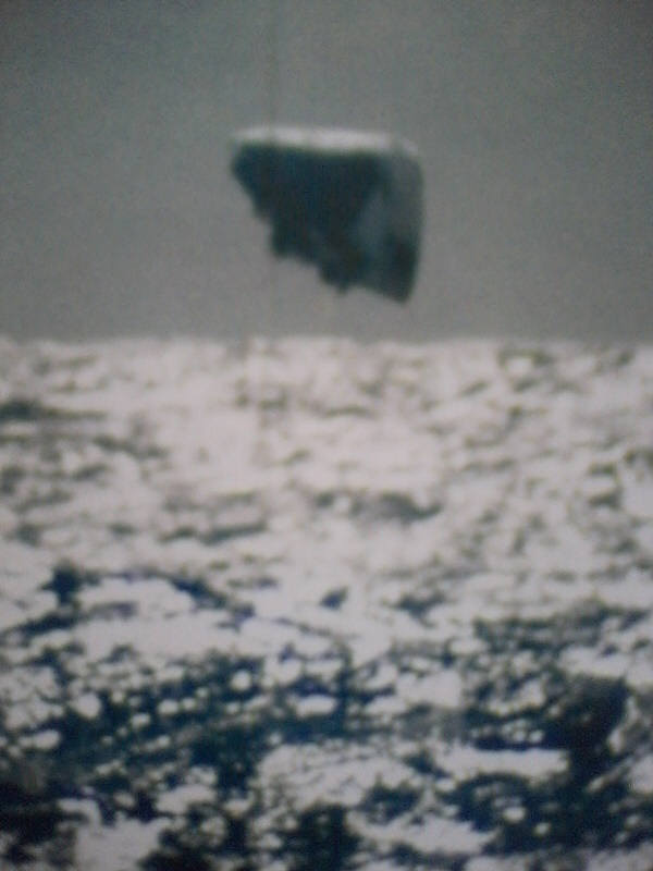 프랑스의 톱시크릿지에 처음 소개된 미해군이 1971년 촬영했다는 사진. 삼각형으로 흔히 알려진 외계인 UFO의 모습이다. 사진=미해군