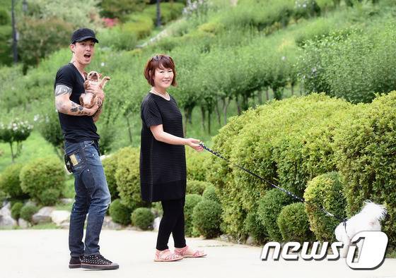 이혁의 가족이 인터뷰를 마치고 돌아섰다.© News1스포츠/ 권현진 기자