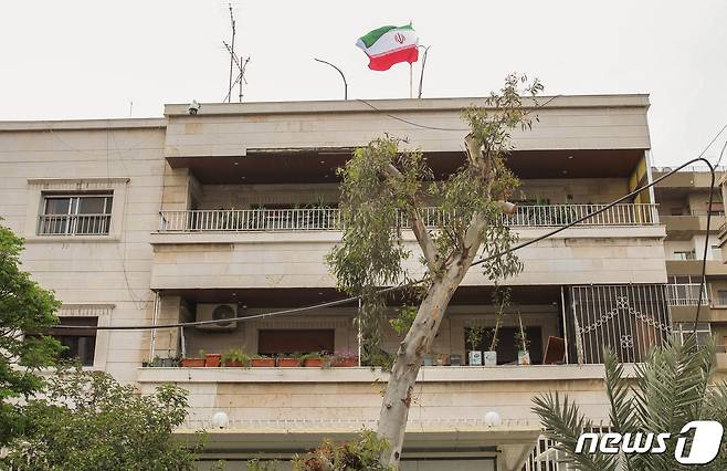 8일(현지시간) 시리아 다마스쿠스 주재 이란 영사관 건물 위, 이란 국기가 펄럭이고 있다. 해당 영사관은 이달 1일 이스라엘의 공격을 받았다. 2024.04.08/ ⓒ 로이터=뉴스1 ⓒ News1 권진영 기자