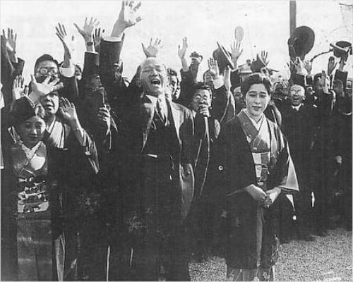 일본 중의원 의원에 당선되었을 때의 박춘금 (중앙에 있는 인물). 그 오른쪽 여자가 일본인 아내이다.