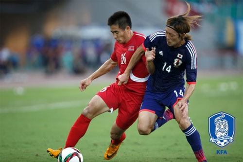 북한(빨간색 유니폼)은 2일 열린 2015 EAFF 동아시안컵 일본전에서 2-1 역전승을 거뒀다. 사진=대한축구협회 제공
