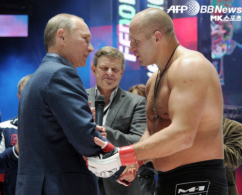 표도르(오른쪽)가 몬슨에게 만장일치 판정승을 거둔 후 블라디미르 푸틴(왼쪽) 러시아 대통령과 악수하고 있다. 사진(러시아 모스크바)=AFPBBNews=News1