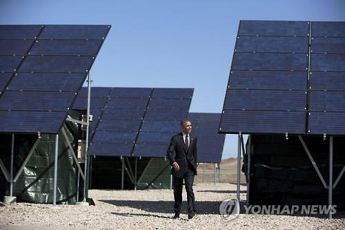 버락 오바마 미국 대통령이 지난 4월 유타주 공군기지의 태양광 패널 사이를 걸어가고 있다.(AP=연합뉴스)
