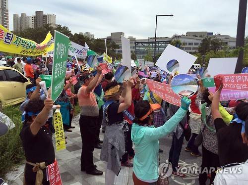 "설악산 케이블카 설치하라"<<연합뉴스DB>> (양양=연합뉴스) 설악산 오색케이블카의 조속한 설치를 요구하며 10일 환경부가 있는 세종시 정부청사 앞에서 양양지역 주민들이 집회를 하고 있다. 2015.7.10 << 양양군청 >> momo@yna.co.kr