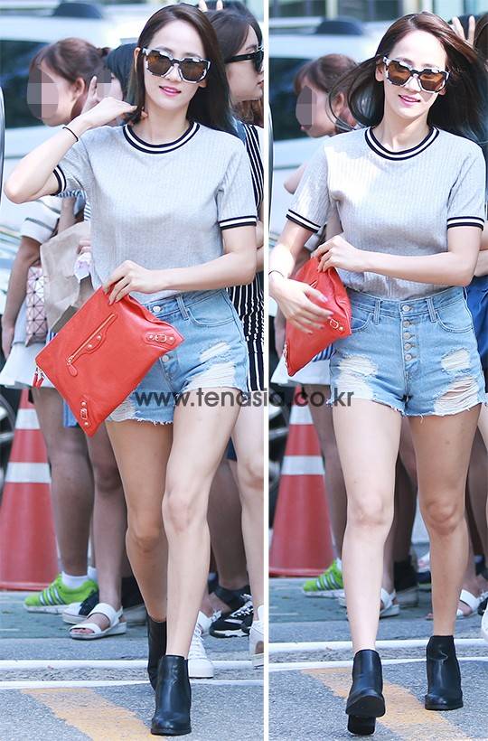 당당한 걸음으로 들어오는 원더걸스 예은