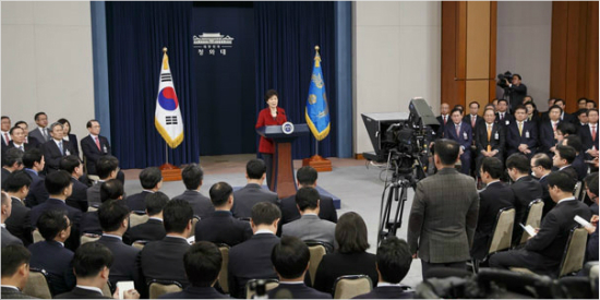 지난 2015년 1월 12일 박근혜 대통령이 신년구상 기자회견에서 기자들의 질문을 받고있다. (청와대 제공)