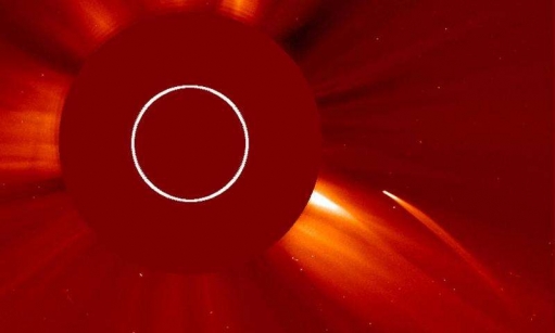 태양(중앙의 흰 원)을 향해 가는 선그레이징 혜성.