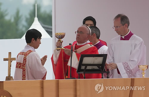 지난해 8월 16일 광화문 광장에서 프란치스코 교황이 시복식 미사를 집전하고 있다.  (연합뉴스 자료사진)