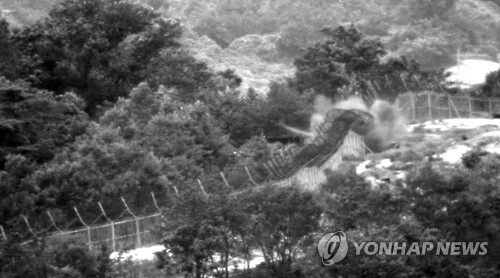 합참이 지난 4일 공개한 비무장지대(DMZ)에서 우리 군 수색대원 2명이 지뢰 폭발로 중상을 입는 모습. (연합뉴스 자료사진)