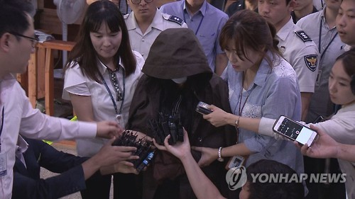 경찰에 붙잡힌 동영상 촬영자 최씨가 지난 26일 용인동부서에서 취재진의 질문을 받는 모습. (연합뉴스 자료사진)