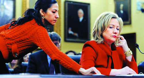 2011년 3월 11일 미 하원 세출위원회 청문회에서 후마 애버딘(왼쪽)이 힐러리 클린턴 미 국무장관에게 서류를 건네고 있다. 폴리티코