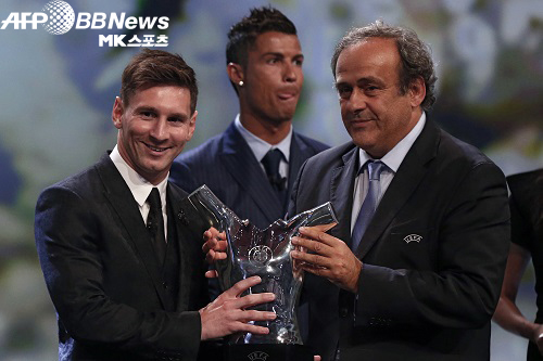 메시(왼쪽)가 2014-15 UEFA 최우수프로축구선수상 트로피와 함께 촬영에 임하고 있다. 오른쪽은 미셸 플라티니 UEFA 회장. 가운데는 호날두. 사진(모나코공국)=AFPBBNews=News1