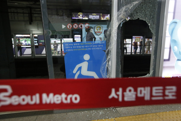 20대 직원 강남역서 열차와 안전문 사이에 끼여 사망..."남성이 피 흘리며..." 참혹