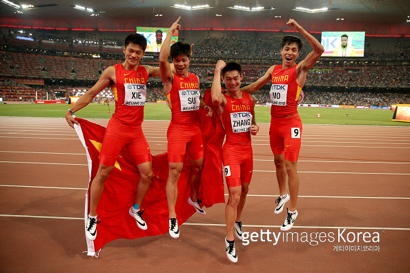 중국 계주 대표팀의 시젠예, 쑤빙톈, 장페이멍, 모유슈에(이상 왼쪽부터)가 29일 2015 세계육상선수권 대회 남자 400M 은메달을 딴 뒤 중국 국기를 들고 환호하고 있다. 사진/게티이미지 멀티비츠