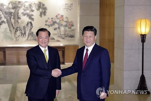 지난해 2월 베이징에서 회담을 한 중국의 시진핑 국가주석과 대만의 롄잔 전 국민당 전 주석. (AP=연합뉴스DB)