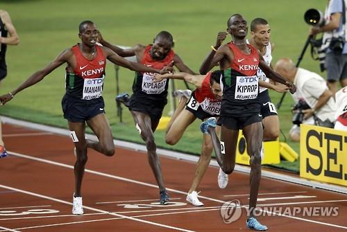 (베이징 AP=연합뉴스) 아스벨 킵로프(오른쪽 두번째)가 30일 중국 베이징 국립경기장에서 열린 제15회 세계육상선수권대회 남자 1,500m 결승전에서 가장 먼저 결승점에 도달하고 있다.