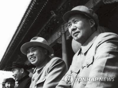 1954년 10월 1일 열병식을 함께 지켜보는 김일성 전 북한 주석(오른쪽 둘째)과 마오쩌둥 전 중국 주석(오른쪽). 2015.8.26 << 경화시보 캡쳐 >>