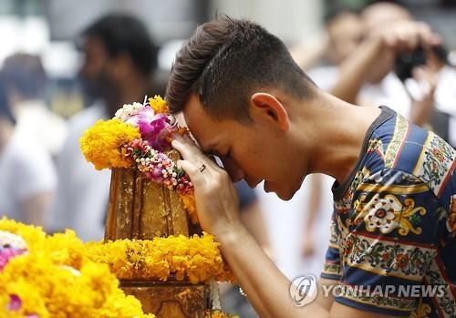 한 남성이 에라완 사원에서 폭탄 테러 희생자들을 추모하고 있다.(AP=연합뉴스 자료사진)
