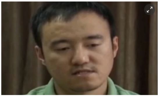 31일 중국 공영 CCTV에서 사과문을 발표하는 경제 전문지 재경의 왕샤오루 기자 (출처: 영국 일간 가디언 캡쳐)