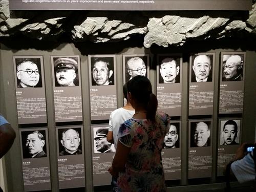 중국인민항일전쟁기념관을 찾은 중국인 관람객들이 일제 전범 사진을 보고 있다.