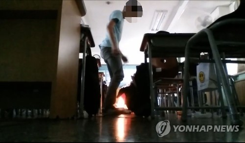 서울 중학교서 부탄가스 폭발, 범행 동영상 인터넷에       (서울=연합뉴스) 1일 오후 서울 양천구의 한 중학교 교실에서 이 학교에서 전학 간 학생의 소행으로 추정되는 소형부탄가스 폭발 사고가 발생했다. 사고 발생 3시간 뒤 한 인터넷 동영상 사이트에  'XX중 테러'라는 제목의 범행 장면으로 추정되는 두 개의 동영상이 올라와 경찰이 수사에 나섰다.