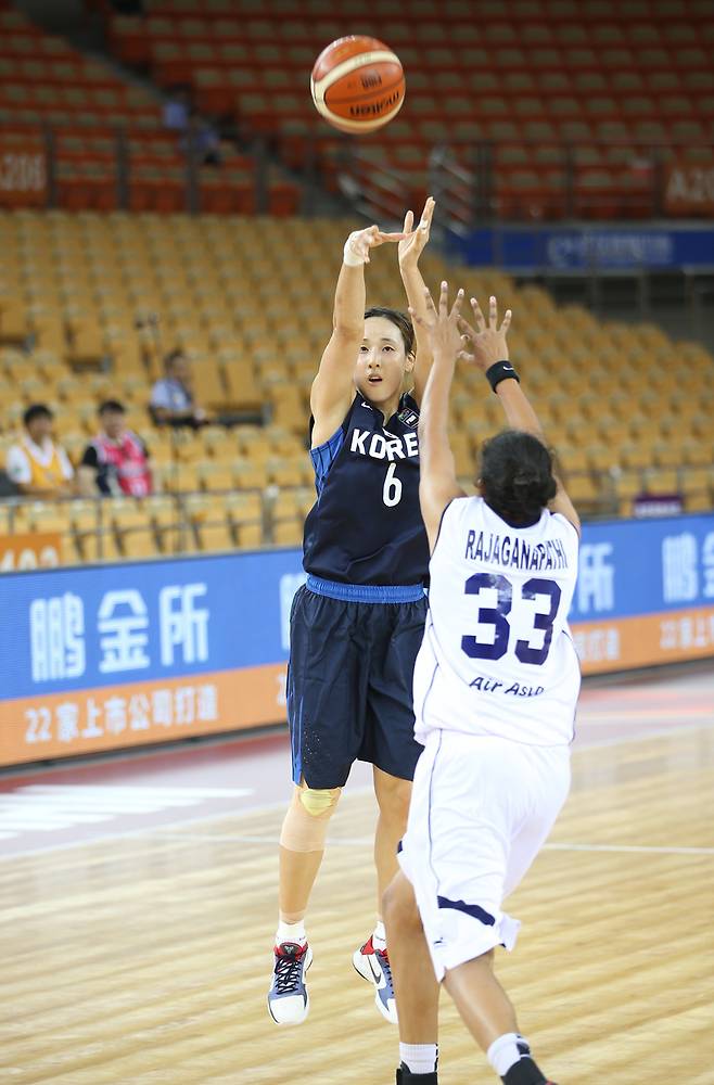 김단비가 2일 중국 우한에서 열린 아시아여자농구선수권대회 인도와의 예선 최종전에서 20점을 넣으며 활약했다. 사진=WKBL 제공