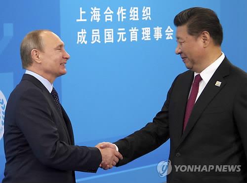 지난 7월 열린 상하이협력기구(SCO) 정상회의에서 시진핑 중국 국가주석(오른쪽)과 블라디미르 푸틴 러시아 대통령이 악수를 나누고 있다.(AP=연합뉴스DB)