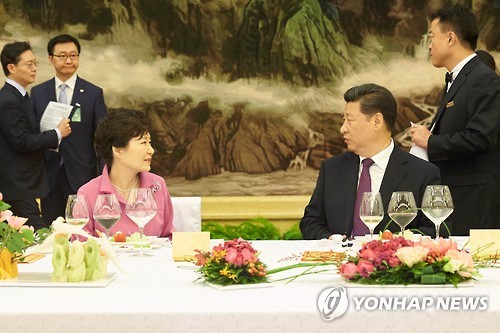 박근혜 대통령과 시진핑 중국 국가주석이 2일 베이징 인민대회당에서 열린 한·중 정상회담을 마치고 나서 오찬을 하며 대화하고 있다. (연합뉴스 자료사진)