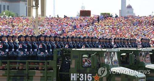 (베이징=연합뉴스) 이준삼 특파원 = 3일 열린 중국 항전승리 열병식에 여군들이 차량에 탑승해 행진을 하고 있다.