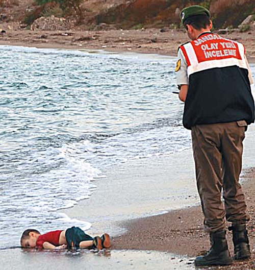 2일 오전(현지시간) 터키 서부 보드룸 해변에 시리아 난민 소년 에일란 쿠르디의 시신이 파도에 떠밀려와 있다. 국민일보는 시신 사진은 가능한 게재하지 않았으나 이번 사진은 난민 참상을 단적으로 보여주는 것이어서 그대로 싣기로 결정했습니다. AP연합뉴스